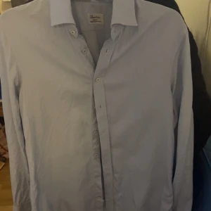 Ljusblå skjorta från stenströms - Säljer en ljusblå skjorta från stenströms. Storlek 40 vilket motsvarar runt M. Använd runt 10 gånger. Skriv vid frågor eller liknande!