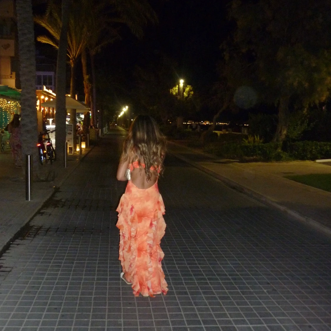 Lång orange volangklänning med öppen rygg - 1