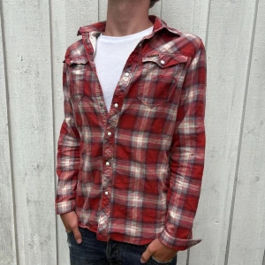 G-STAR SKJORTA - Säljer den här skjortan jag köpt på plick enbart då den var för liten på mig annars var den väldigt snygg särskilt nu inför hösten, Slim fit Small. Skick 10/10. 