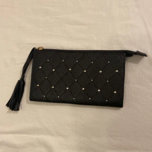 Svart kuvertväska - Snygg svart kuvertväska. Ej använt. Mycket bra skick.