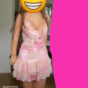 Blommig kortklänning med volang - Säljer denna as snygga trendiga klänning. Andvänd en gång. Säljer pga att jag inte kommer få andvänding av den💕💕💕💕💕