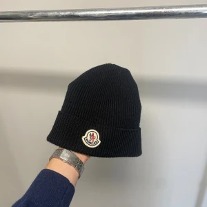 Moncler Beanie  - Svart mössa från Moncler. Fint skick inga flaws.