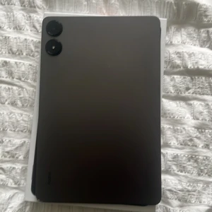 Redmi pad PRO  - Det här är ingen bok, utan en surfplatta (Redmi Pad Pro) från Xiaomi. Perfekt för studier, underhållning och kreativitet. Snygg design och stor skärm gör den idealisk för unga som vill ha allt i ett – streama, plugga eller skapa direkt på plattan. Nypris 4000 mitt pris 1000, den är helt ny använd en gång😃