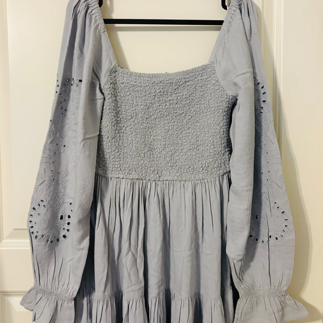 Ljusgrå broderad klänning  - 1