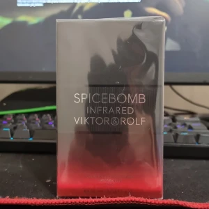 Spicebomb Infrared från Viktor & Rolf - 100% äkta Spicebomb Infrared från Viktor & Rolf är en eau de toilette i en snygg rektangulär förpackning med svart och röd färgton. Parfymen har en kryddig och intensiv doftprofil, perfekt för dig som gillar starka och unika dofter. Flaskan rymmer 90 ml och är tillverkad i glas.