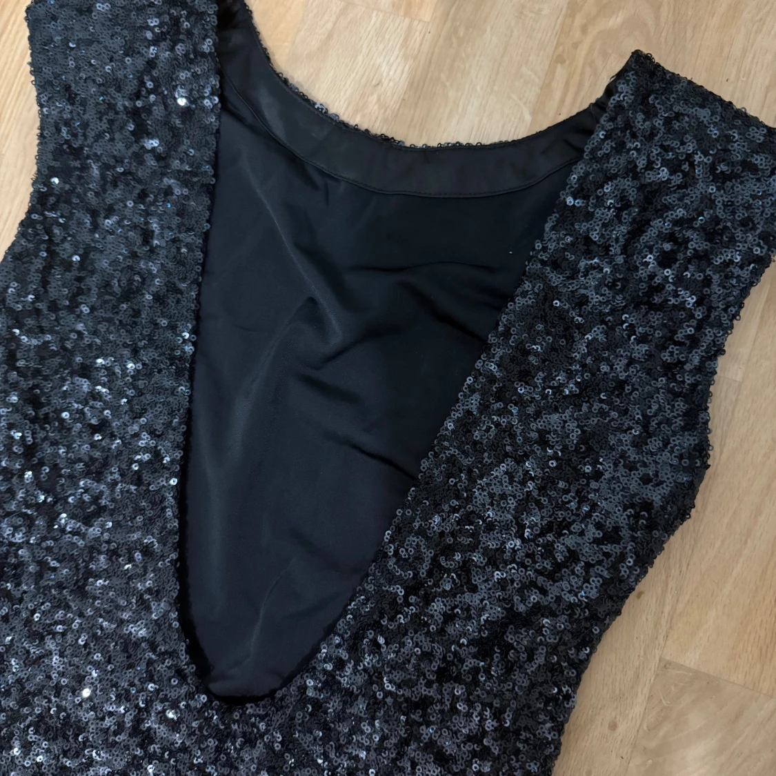 Svart glittrig paljettklänning - 4
