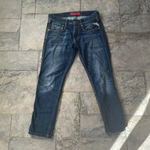 Replay Jeans - Snygga mörkblå jeans från Replay, Använda ett par gånger, storlek 29. Bara att skriva om ni har några funderingar.
