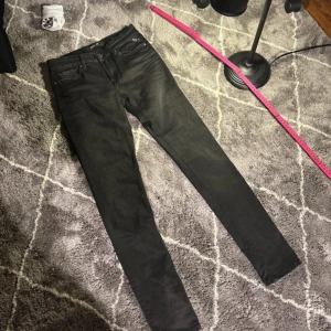 Svarta Replay Hyperflex jeans - Replay New luz w27 längden är 97cm de är inte gula det är bara ljuset som gör det.