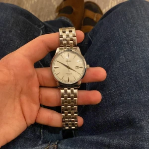 Seiko Presage Limited Edition klocka - Säljer en stilren Seiko Presage Limited Edition med silverfärgat armband i rostfritt stål och vit urtavla. Klockan har datumvisning och klassisk design med snygga detaljer på urtavlan. Quartz-urverk och vattentät upp till 10 bar. Perfekt för dig som gillar tidlös stil. Aldrig använt 