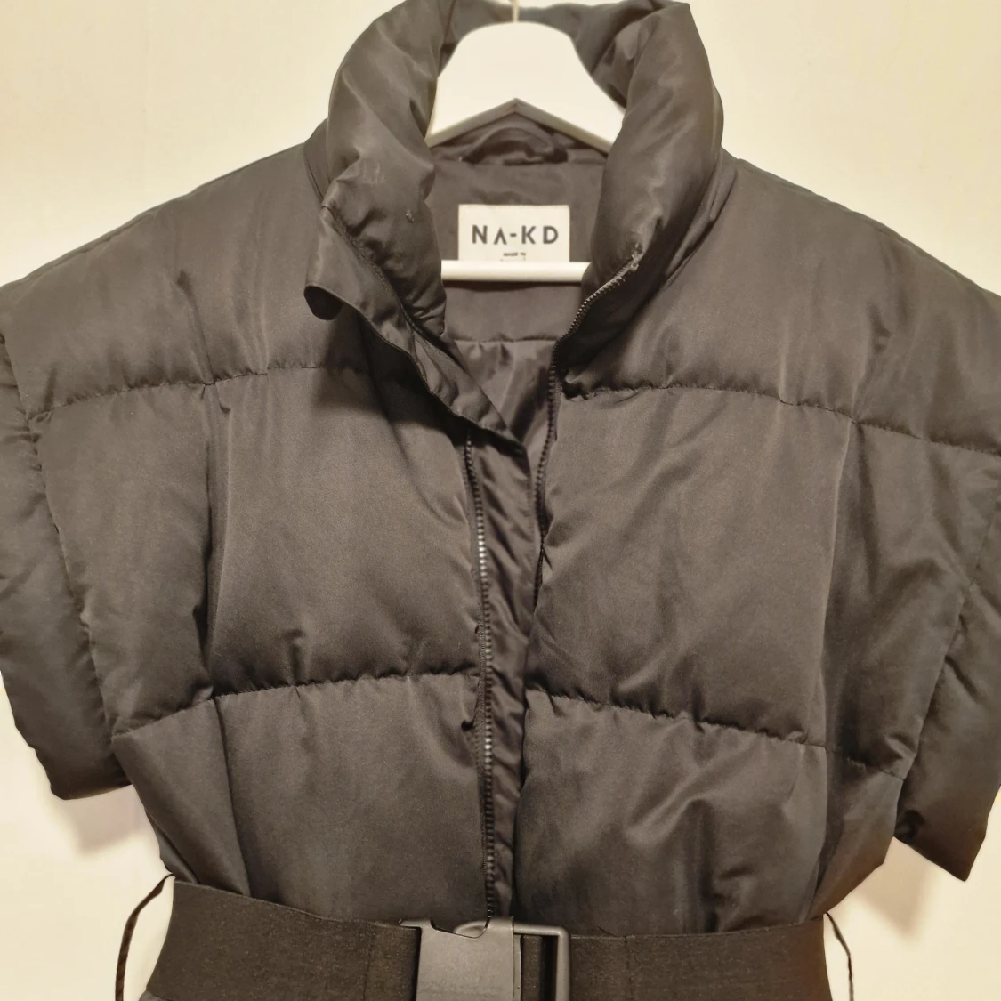 Svart dunväst från NA-KD med bälte - 1