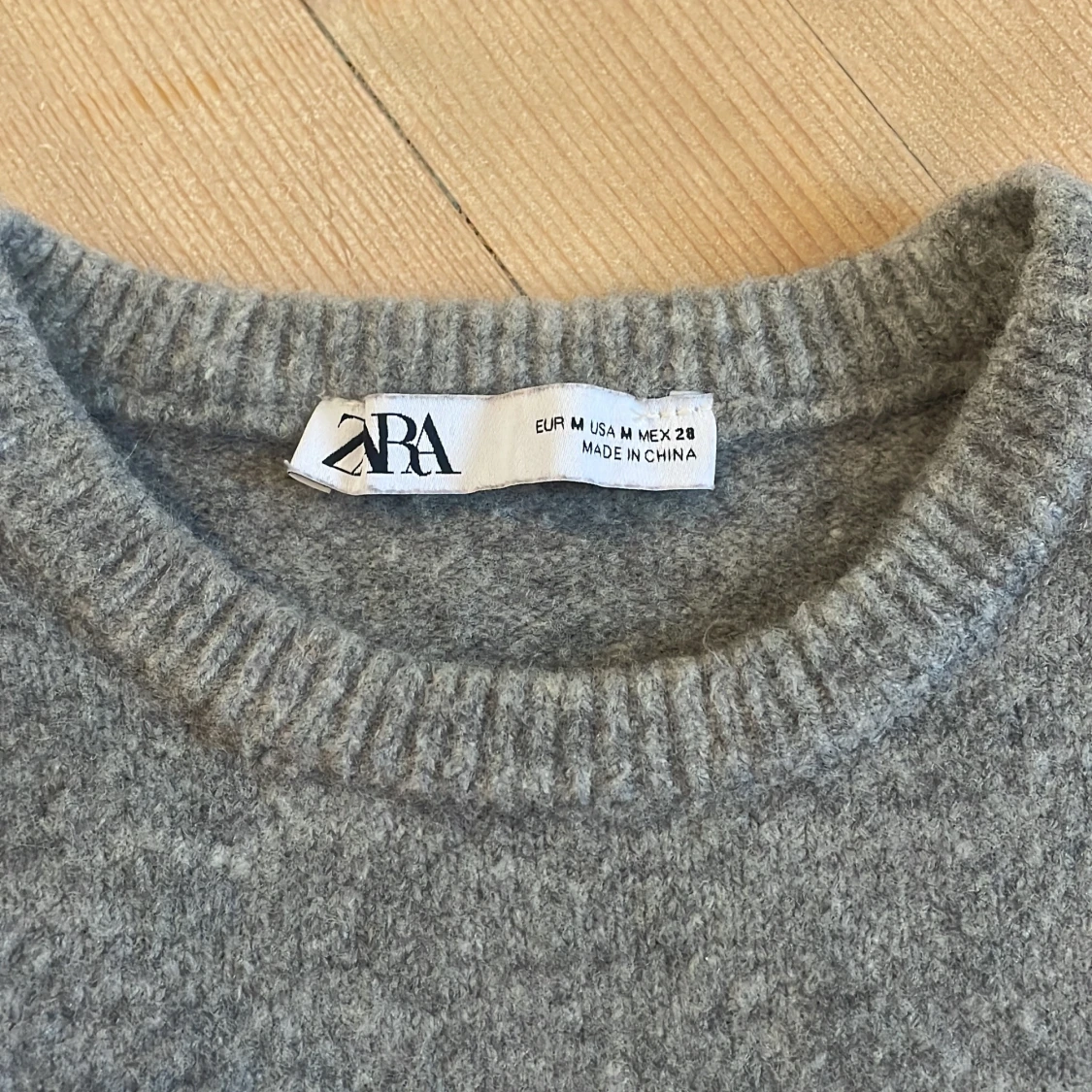 Grå stickad kortärmad tröja från Zara - 1