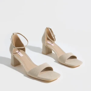 Klackskor  - Säljer mina skor från Nelly! Storlek 36 och aldrig använda då dem var för små. Jättefina skor i beige färg! Köpta för 399 och som sagt aldrig använda, bara testade hemma. Kan skicka fler bilder. Kartong finns kvar. Hör gärna av dig vid fler frågor!! 💗