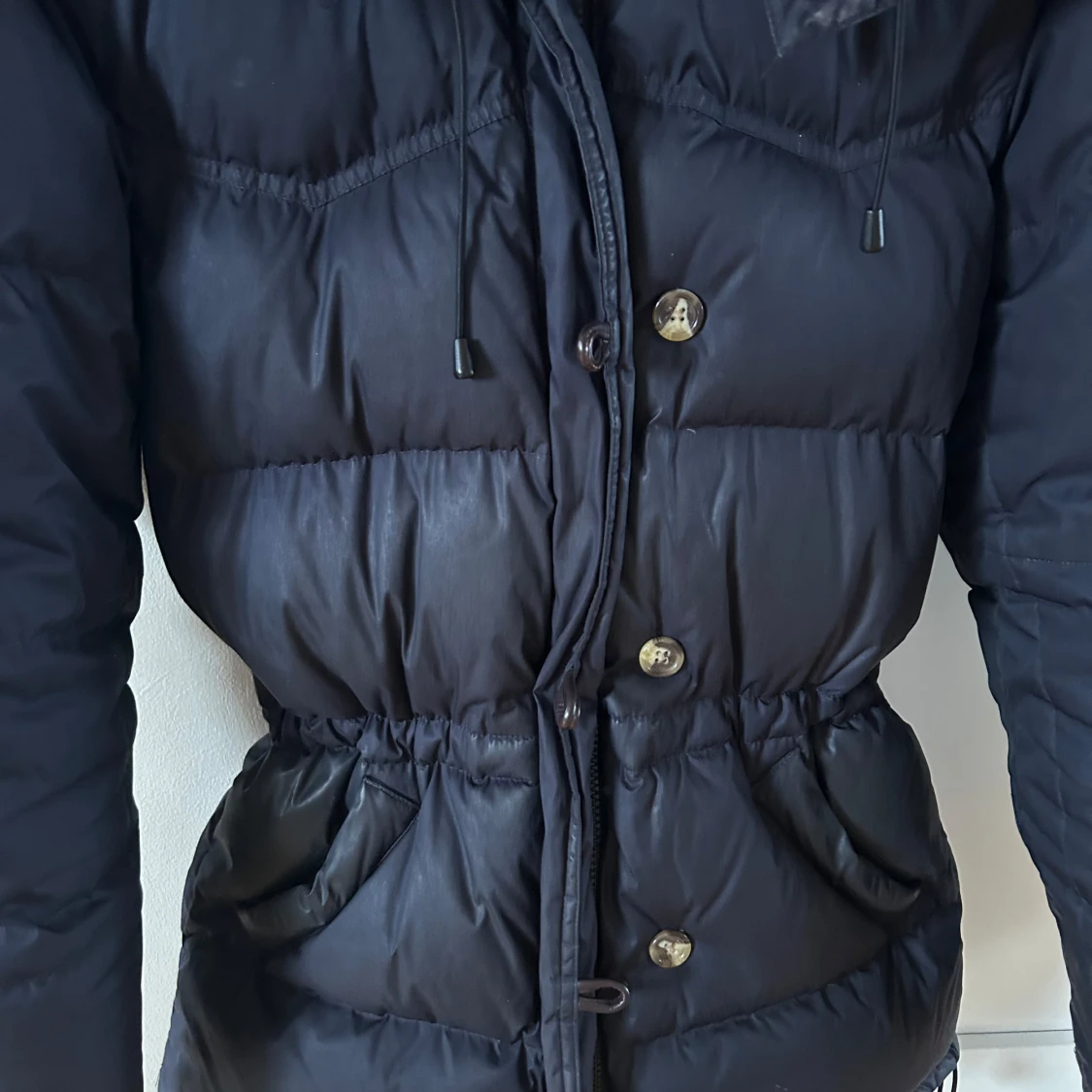 Mörkblå dunjacka med huva och snörning - 1