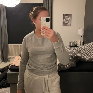 Grå sweatshirt  - Grå tröja ifrån Lager157, storlek S men mer som M. Använd fåtal gånger