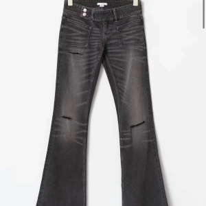 Mörkgrå bootcut jeans med slitningar - Säljer dessa jeans från Gina 14+ helt slutsålda. I storlek 152 men även som en xxs. Aldrig använda