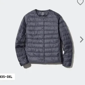 Grå dunjacka från Uniqlo, S - Säljer en grå höst/vår jacka från Uniqlo. Säljer denna fina jacka pga att den inte kommer till användning. Kostar 800kr ny. Skriv för mer och bättre bilder🥰