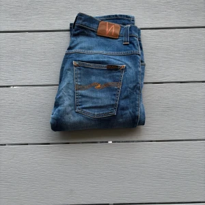 Nudie jeans |W32 - Hejsan! Säljer nu ett par nudie jeans som är i bra skick. Har en fin passform och perfekt för dem flesta!  Modell : Thin Finn  Storlek : W32 / L34 Hör av er vid frågor MVH VONUE!🤩