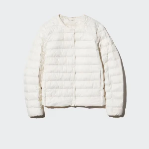 Vit dunjacka från Uniqlo - Säljer en stilren vit dunjacka från Uniqlo. Jackan är lätt, har ett quiltat mönster och stängs med tryckknappar framtill. Inga defekter så som hål, men den är dock rätt smutsig. Tror att dom flesta fläckar går bort i tvätten. Nypris 749kr