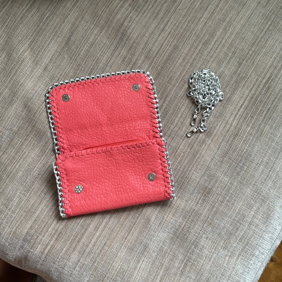 Rosa kuvertväska med kedjedetaljer från Tiamo - 1