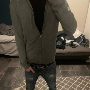 Pier one Zip - Säljer nu denna zipen från pier one då den inte används och sitter nåt litet för stort. Inga defekter och fint skick. Stretchigt material så passformen sitter riktigt bra. Storlek XS men sitter som S enligt mig