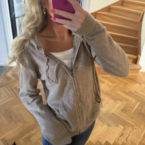 Kashmir zip <3 - Jätte najs kofta som är sååå skön 🥰🥰 passar s/m den är beige/brun