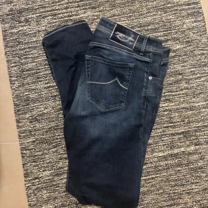 Jacob Cohen mörkblå jeans type 622.C - Snygga mörkblå jeans från Jacob Cohen, modell type 622.C. Dom är i storlek 36 och är i grymt bra skick! Hör av er om ni har frågor!