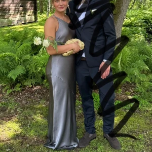 Balklänning  - Superfin balklänning, använd endast en gång Köpt i strl 40 men insydd så den sitter som en 38/36 (min vanliga storlek). Justerbara band i ryggen som gör att du kan anspassa klänningens storlek ännu mer. Nypris 4200 kr. Enda “felet” är ett litet jack längst ner, men det syns inte när man har den på – kan även sys ihop. Jag är 168 cm och hade 3 cm klackar, men den funkar även med högre klackar och lägre (beror på hur man vill att klänningen ska falla) Tyget är rejält o lite ”tyngre”🩷