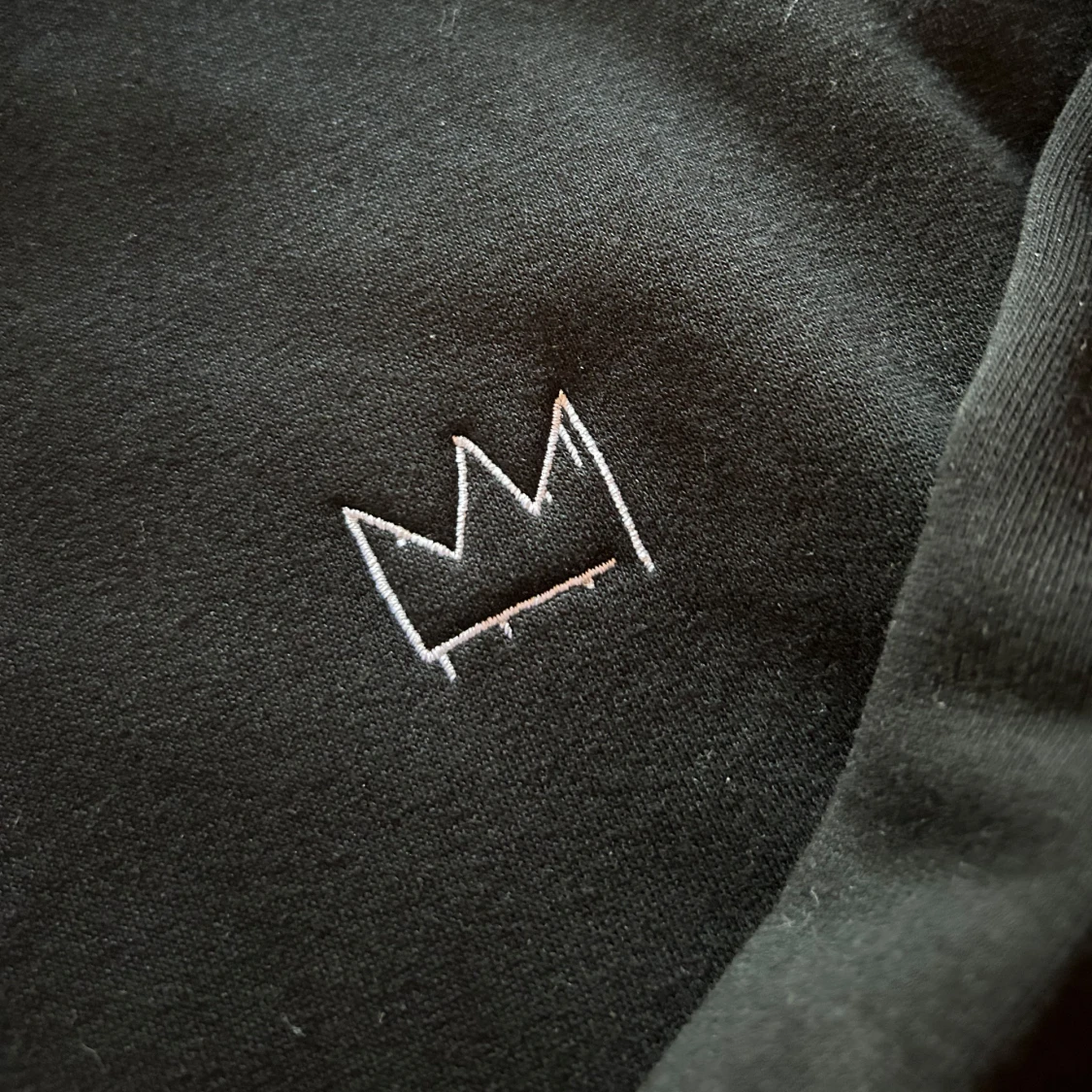 Svart Hov1 hoodie med turnétryck - 2