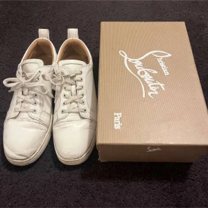 Vita Loubs - Säljer mina vita Loubs då jag inte använder de längre, de är lite använda men i bra skick. Box och kvitto fås med. Skriv för mer info eller. Kan gå ner i pris vid snabb affär