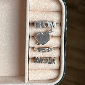 L8hasselbald ringar  - Säljer några Lotta Hasselblad ringar, alla är i bra skick och det går att köpa en eller flera.   Dröm - SÅLD! 🥰 Hjärta med pil - 800kr, nypris 1100kr 💘Nitar (justerbar) - 700kr, nypris 🤷🏼‍♀️säljs ej längre  ✨Amour - SÅLD!  🥰  Skriv för frågor om storlek eller annat och om du vill köpa fler än en ring! Om du väljer köp nu är det en av ringarna!! 