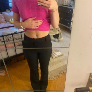 Svarta bootcut byxor från Bik Bok - Snygga svarta byxor från Bik Bok i storlek 34. De har bootcut-modell med lite utsvängda ben och hög midja. Byxorna är i ett mjukt och stretchigt material som sitter riktigt bra och ger en clean look. Perfekta till sneakers eller boots.