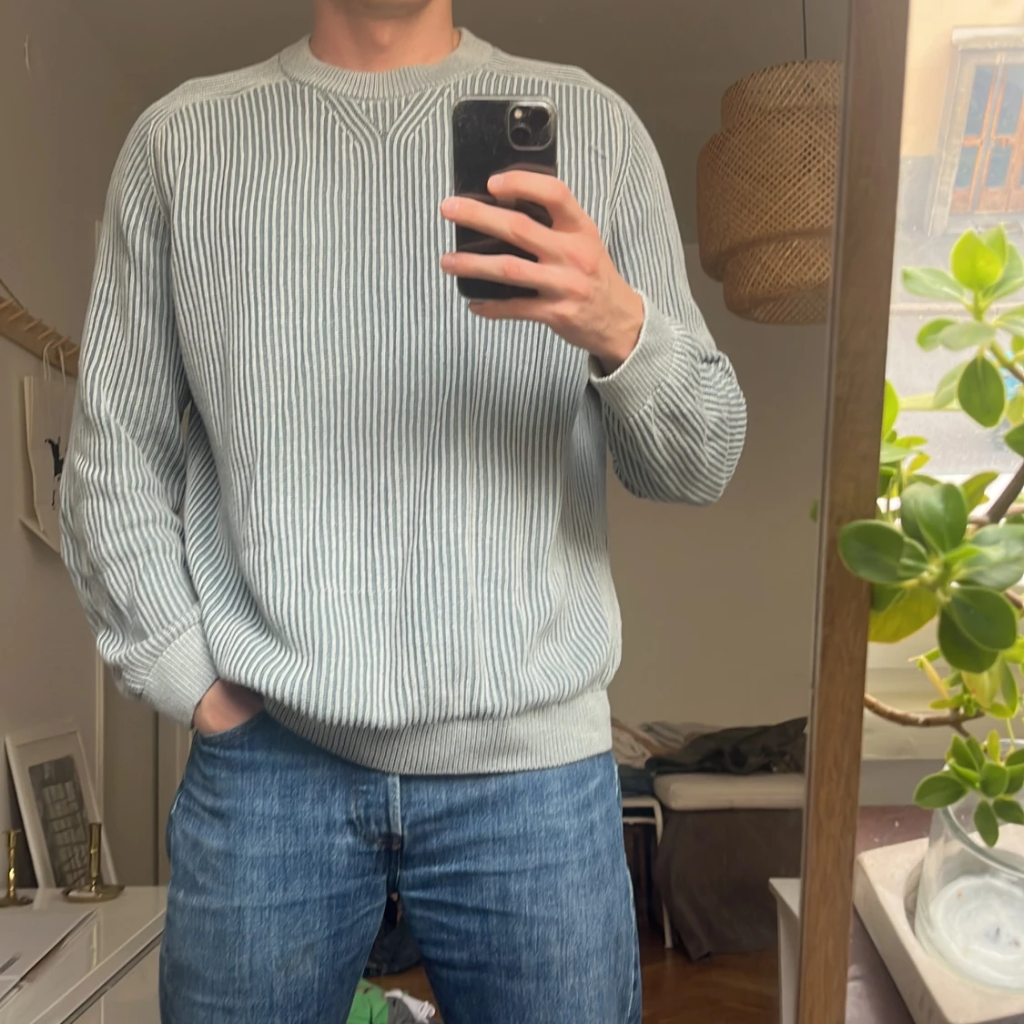 Ljusgrå ribbad stickad tröja