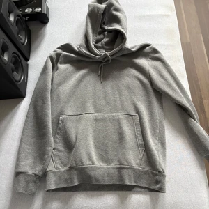 Grå hoodie från Selected Homme - Enkel hoodie från Selectee Homme. Perfekt för en chill outfit nu i höst. Storlek :Medium:. Skick: NY Hör av dig vid minsta lilla fundering 😄