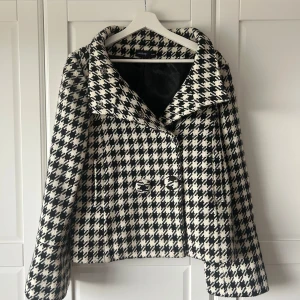 Höst kappa rutig  - Rutig kappa från Sara Kelly! Jackan är varm och har fickor 💕