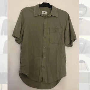 Olivgrön skjorta från NN07  - Olivgrön skjorta från NN07 i storlek M