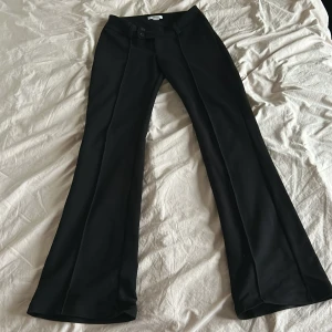 Svarta bootcut kostymbyxor Gina Tricot - Säljer dessa jätte snygga low waist kostymbyxor ifrån gina young!💞Storlek 164!