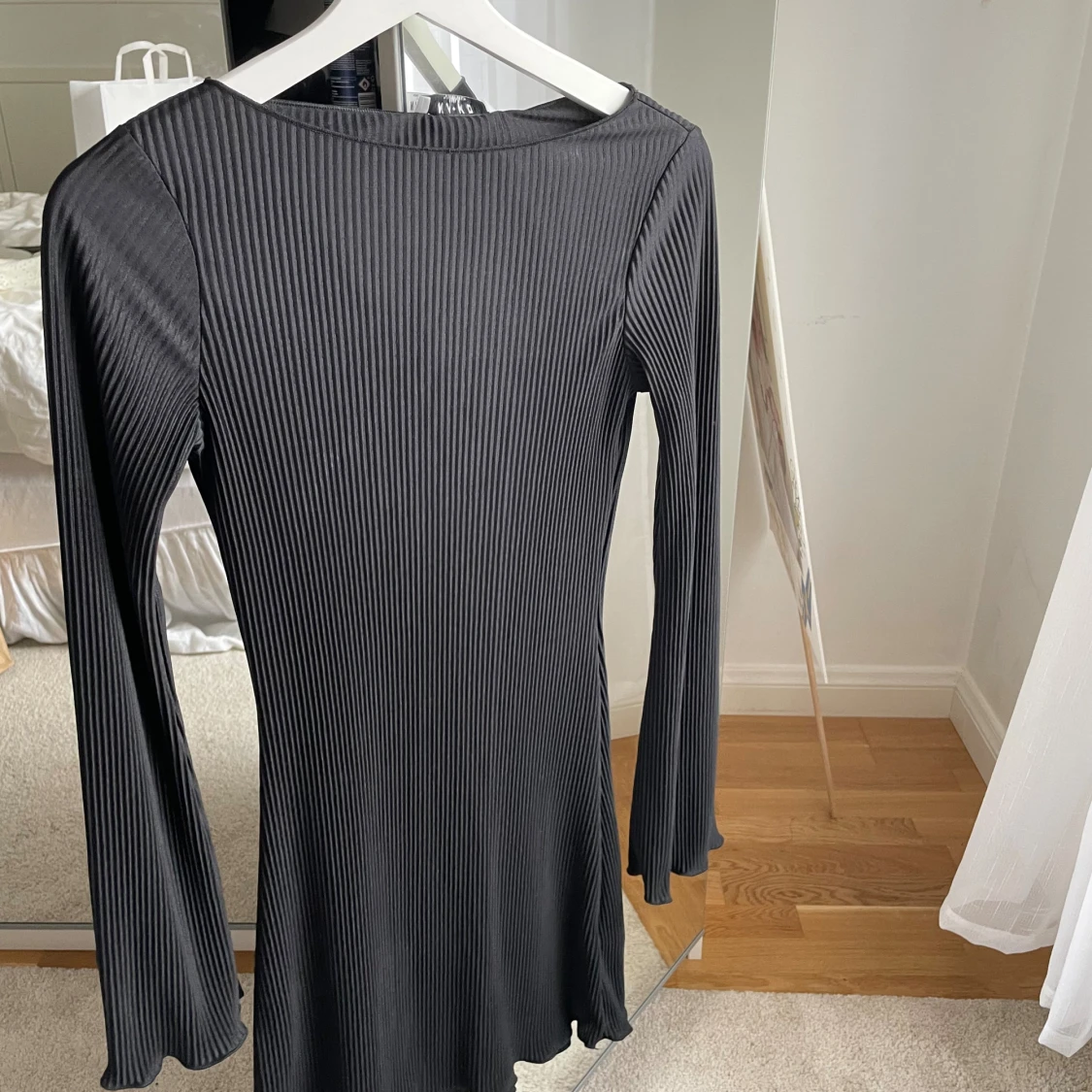 Svart ribbad kortklänning från NA-KD - 2