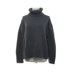 Mörkgrå stickad polotröja - Säljer en mörkgrå stickad polotröja från H&M. Mycket fint skick och sparsamt använd. Säljer då den tyvärr inte kommer till användning. Perfekt tröja nu till hösten!❣️