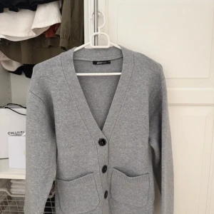 Grå figursydd stickad kofta Gina Tricot - Snygg grå kofta från Gina Tricot storlek S. Figursydd, knappt använd!