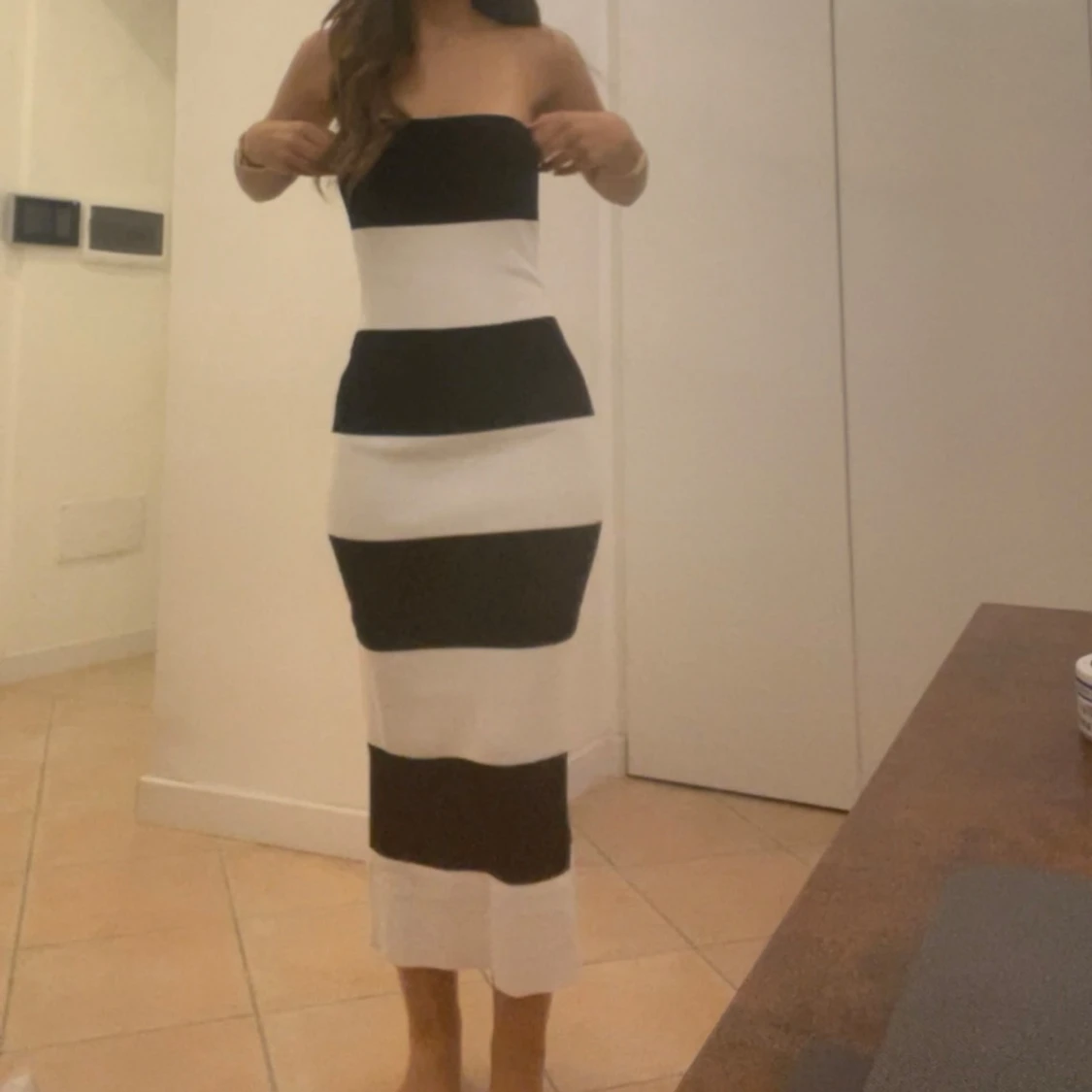 Svartvit randig långklänning