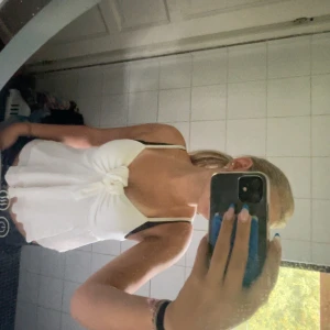 Vit linnetopp med knyt fram - Supersöt vit linnetopp med knyt fram och tunna axelband. Toppen har en flowy passform och är perfekt för varma dagar. Enkel men ändå stylish, passar till både jeans och kjol. Från Shein i storlek S❣️❣️