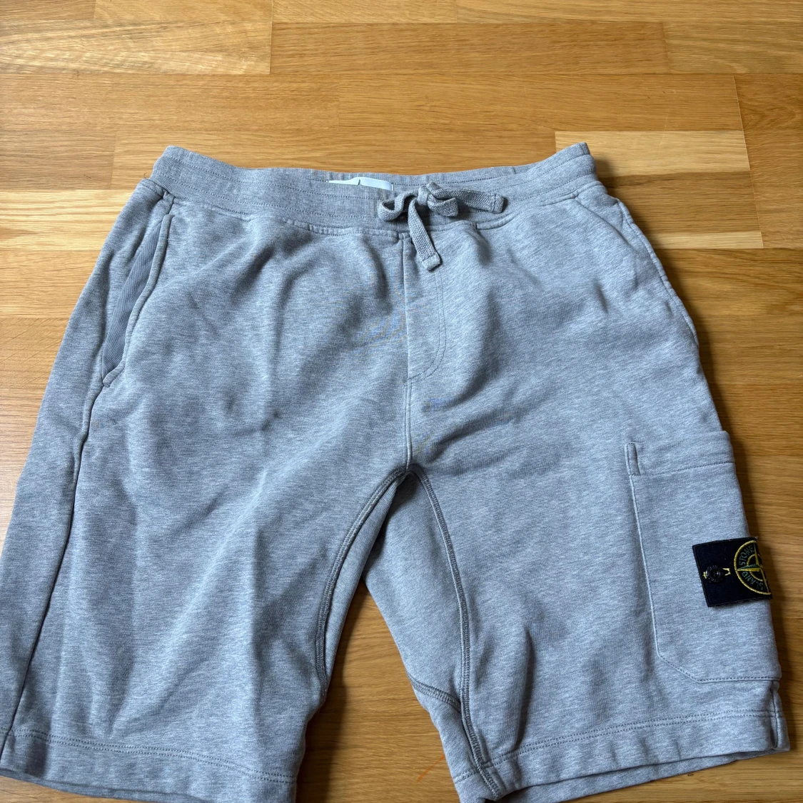 Grå shorts från Stone Island