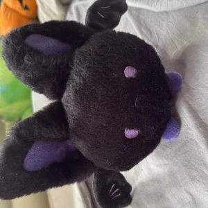 Svart fladdermus gosedjur - Gulligt gosedjur som föreställer en fladdermus