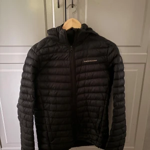 Svart dunjacka Peak Performance  - Peak jacka som är perfekt till hösten, skriv om ni har några frågor 