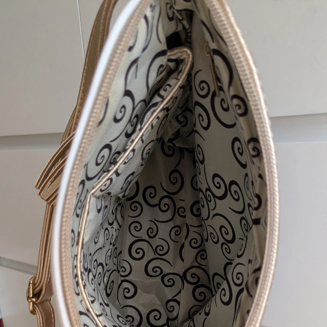 Färgglad axelväska med tofsar - 3