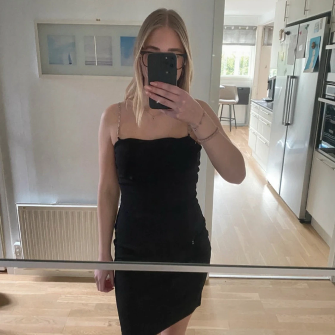 Svart kort klänning med kedjeband H&M