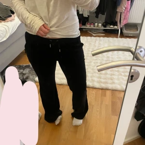 Svarta juicy couture byxor - Säljer mina svarta juicy couture byxor. Nopprig kant men annars i bra skick💗