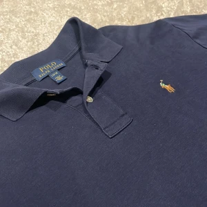 Ralph lauren piké  - Tja säljer denna as feta Ralph Lauren pike i storlek XS, den är nästan aldrig använd och tvär skönt matrial. Kontakta mig med ett meddelande eller prisförslag om du är intresserad för att priset är ej hugget i sten!😉🤗