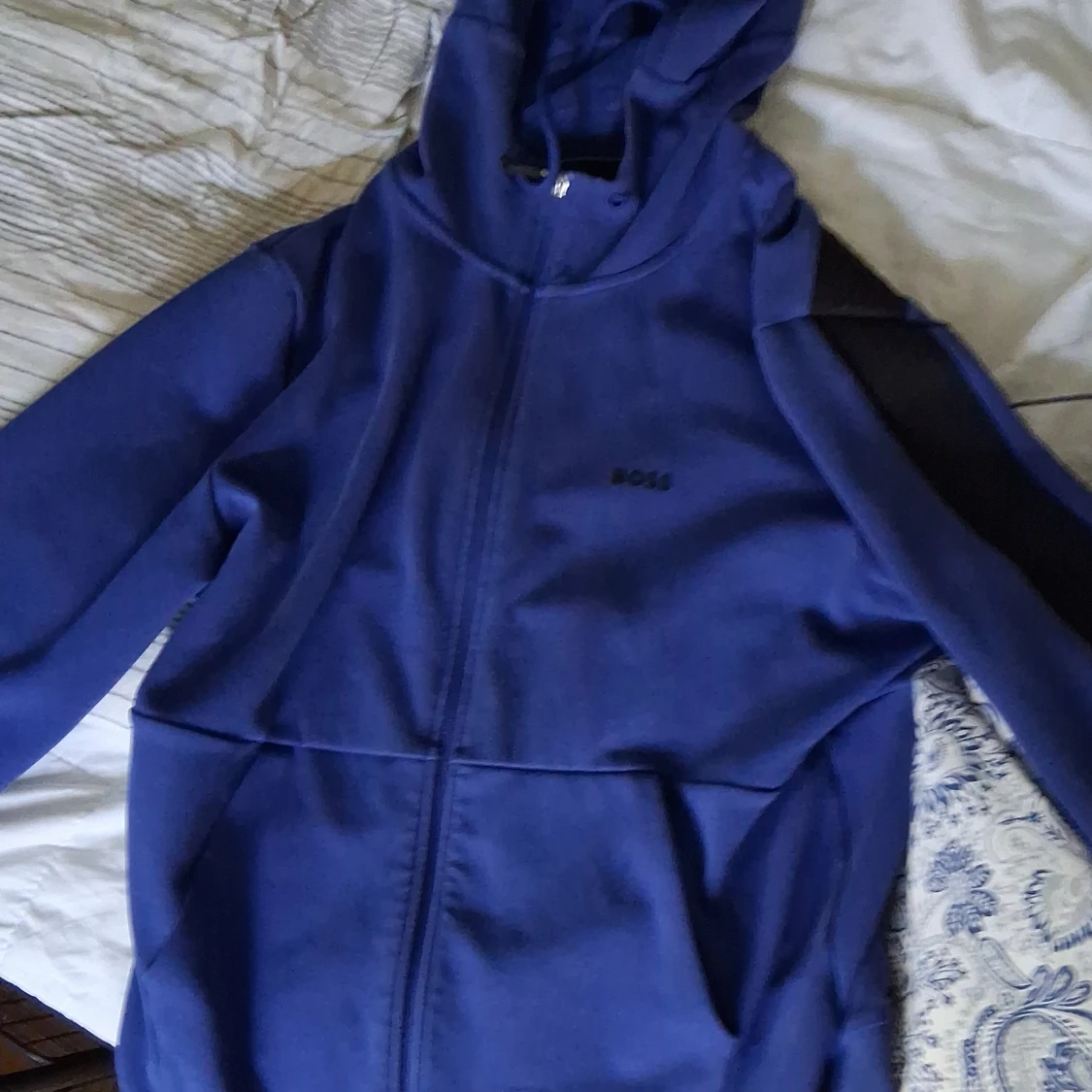 Blå hoodie från BOSS med svarta detaljer