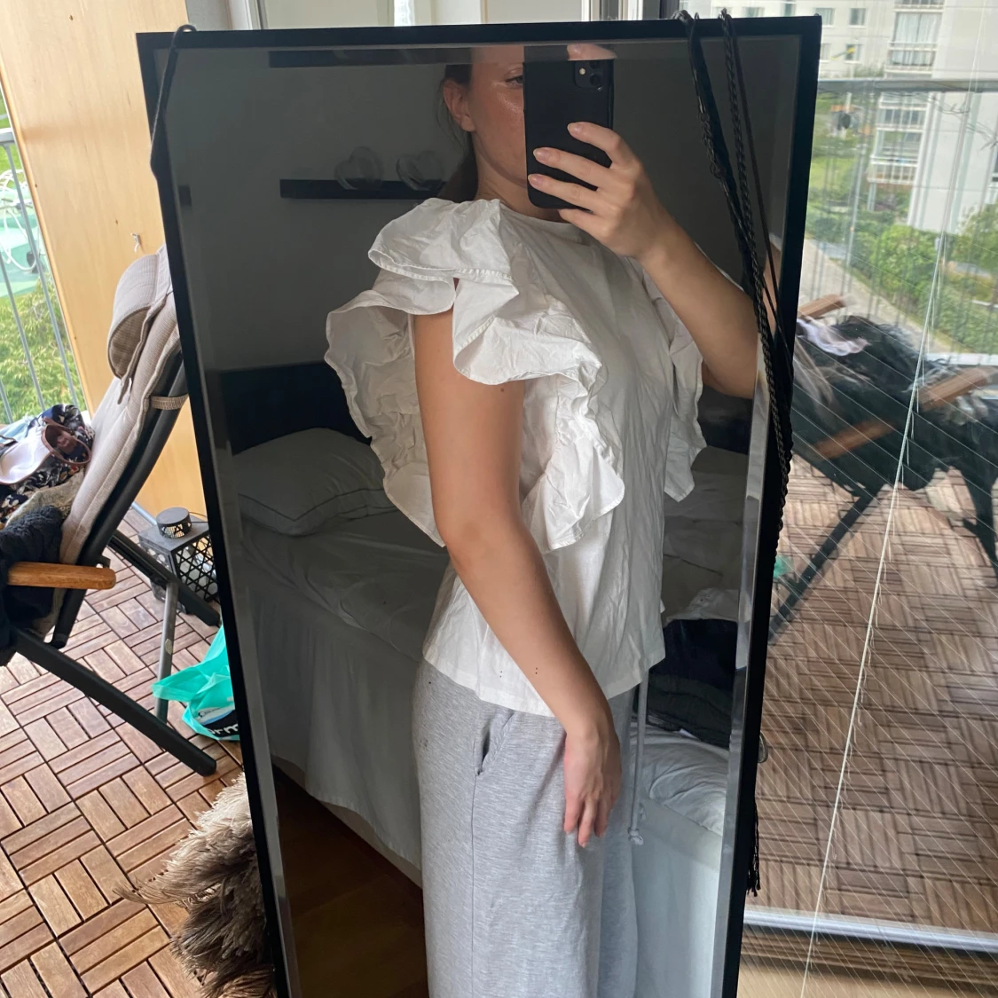 Vit blus med volangärmar - 2